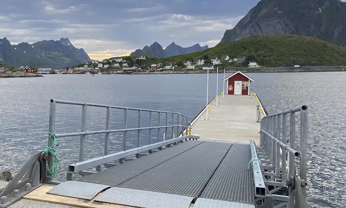 Reine - ved cruisbåtkaia: {"base": "en", "no": "06.06.2024 seilb\u00e5t Blue Lady", "se": "06.06.2024 sy Bl\u00e5 Damen", "en": "06.06.2024 sy Blue Lady", "da": "06.06.2024 sy Blue Lady"}
