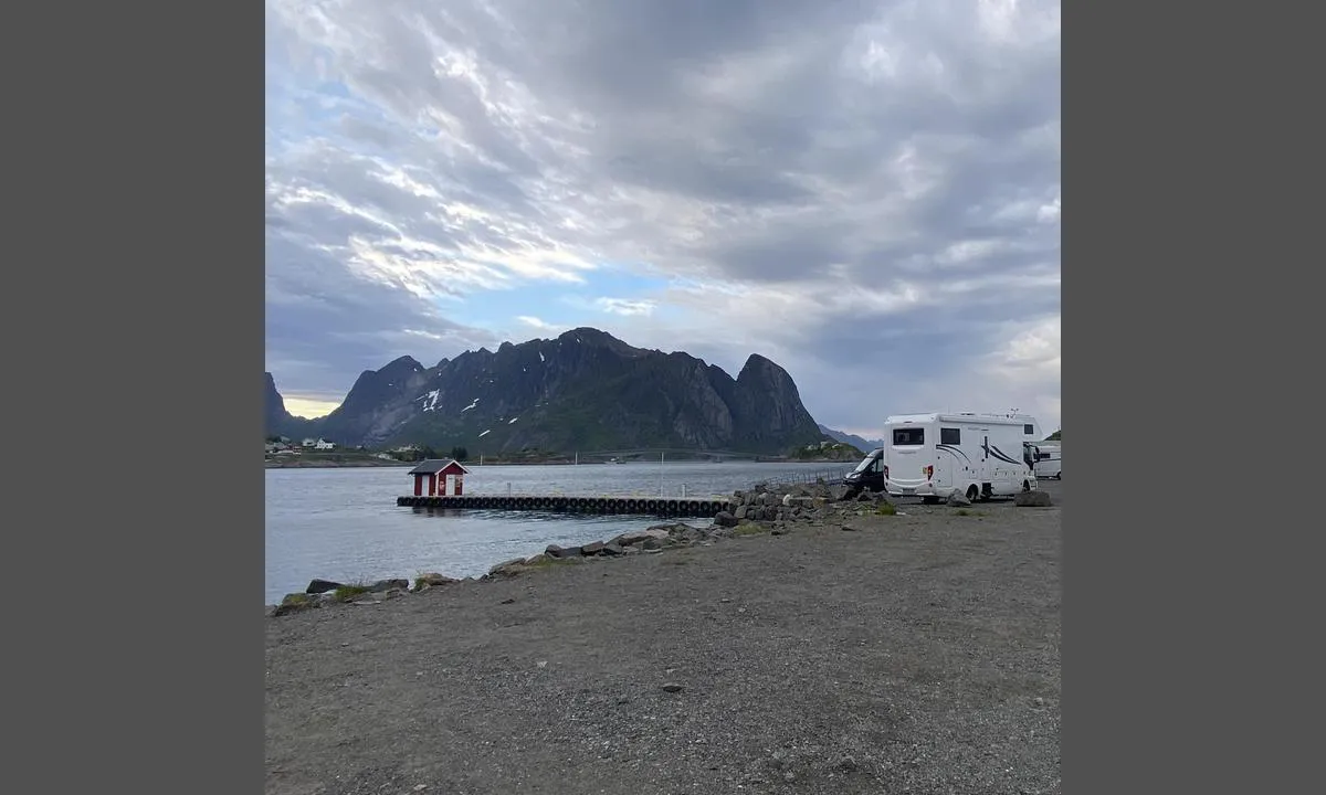 Reine - ved cruisbåtkaia: {"base": "en", "no": "06.06.2024 seilb\u00e5t Bl\u00e5 Dame", "se": "06.06.2024 sy Blue Lady", "en": "06.06.2024 sy Blue Lady", "da": "06.06.2024 sy Blue Lady"}
