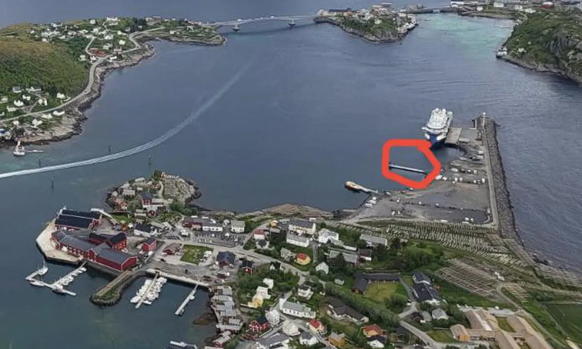 Reine - ved cruisbåtkaia: {"base": "en", "no": "06.06.2024 sy Blue Lady", "se": "06.06.2024 sy Blue Lady", "en": "06.06.2024 sy Blue Lady", "da": "06.06.2024 sy Blue Lady"}
