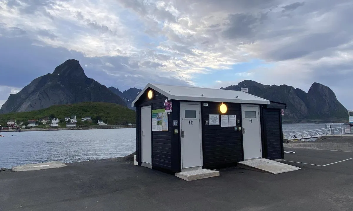 Reine - ved cruisbåtkaia: {"base": "en", "no": "06.06.2024 seilb\u00e5t Blue Lady", "se": "06.06.2024 sy Blue Lady", "en": "06.06.2024 sy Blue Lady", "da": "06.06.2024 mv Blue Lady"}
