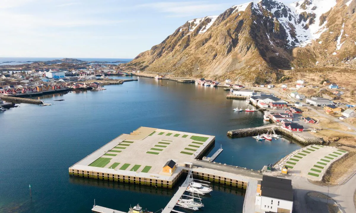 Flytebrygger på begge sider er inkludert i Reineholmen gjestehavn. Vinkelbrygge og rett brygge på motsatt side av veien. Oppmerkede plasser og betaling via GoMarina eller terminal på kaia.