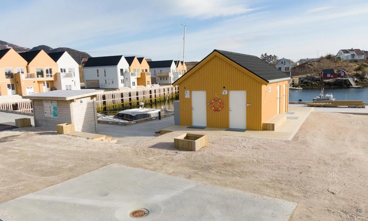 Reineholmen Gjestehavn: {"base": "no", "no": "Servicebygg med toalett/dusj, vaskemaskin, t\u00f8mmestasjon og ferskvannsfylling. Servicebygg deles med bobilcamping.", "se": "Servicebyggnad med toalett/dusch, tv\u00e4ttmaskin, t\u00f6mningsstation och f\u00e4rskvattenp\u00e5fyllning. Servicebyggnad delas med husbilscamping.", "en": "Service building with toilet/shower, washing machine, waste disposal station, and fresh water filling. Service building is shared with motorhome camping.", "da": "Servicebygning med toilet/bruser, vaskemaskine, t\u00f8mmeanl\u00e6g og ferskvandsfyldning. Servicebygning deles med autocampercamping."}