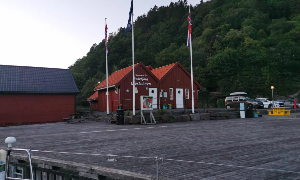 Rekefjord Gjestehavn: {"base": "no", "no": "Koselig og rolig plass, rimelig og gode fasiliteter.", "se": "Trevlig och lugn plats, rimliga och bra faciliteter.", "en": "Cozy and quiet place, reasonable and good facilities.", "da": "Hyggeligt og roligt sted, rimelige og gode faciliteter."}