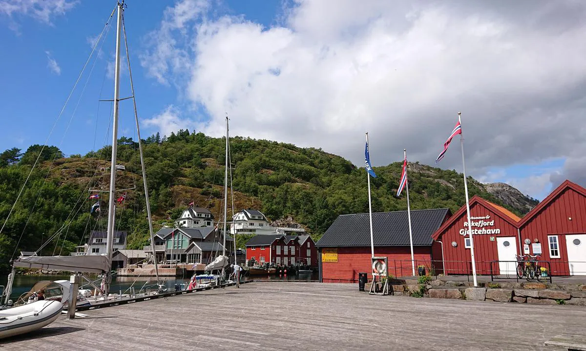 Rekefjord Gjestehavn: {"base": "no", "no": "Kaiomr\u00e5det mot vest.", "se": "Kajomr\u00e5det mot v\u00e4st.", "en": "The quay area to the west.", "da": "Kajomr\u00e5det mod vest."}