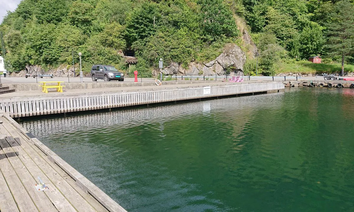 Rekefjord Gjestehavn: {"base": "no", "no": "Kaiomr\u00e5det mot \u00f8st.", "se": "Kajomr\u00e5det mot \u00f6st.", "en": "The quay area to the east.", "da": "Kajomr\u00e5det mod \u00f8st."}