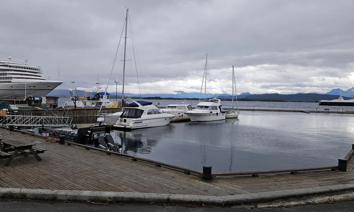 Reknes Gjestehavn - Molde: {"base": "no", "no": "Bildet tatt fra land.", "se": "Bilden tagen fr\u00e5n land.", "en": "Picture taken from shore.", "da": "Billedet taget fra land."}