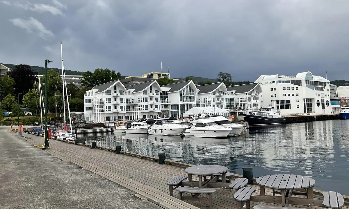 Reknes Gjestehavn - Molde: 1,5 - 2 meter der seilbåtene ligger i bildet