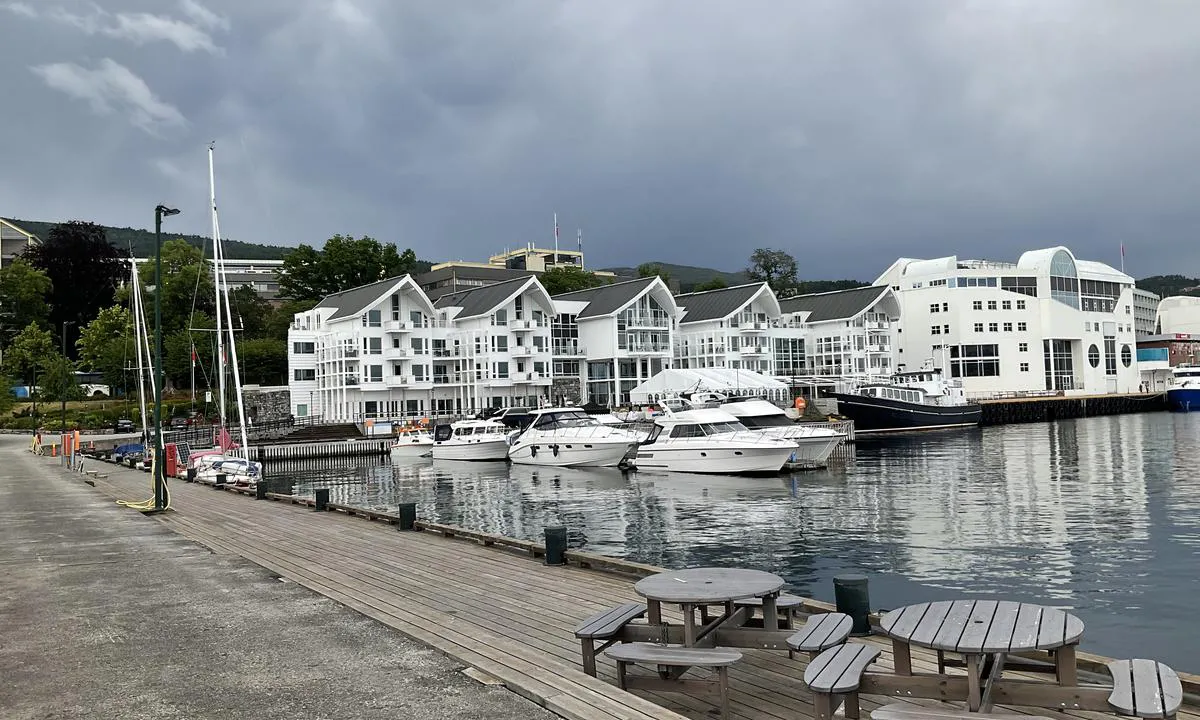 Reknes Gjestehavn - Molde: {"base": "no", "no": "1,5 - 2 meter der seilb\u00e5tene ligger i bildet", "se": "1,5 - 2 meter d\u00e4r segelb\u00e5tarna ligger p\u00e5 bilden", "en": "1.5 - 2 meters where the sailboats are in the picture", "da": "1,5 - 2 meter hvor sejlb\u00e5dene ligger p\u00e5 billedet"}