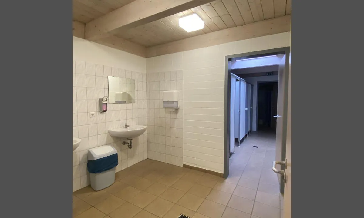 Rendsburg Marina: {"base": "en", "no": "Toalettene og vaskerommet. Ikke noe fancy, men funksjonelt og greit", "se": "Toaletterna och tv\u00e4ttrummet. Inget m\u00e4rkv\u00e4rdigt men funktionellt och ok", "en": "The toilets and washing room. Nothing fancy but functional and ok", "da": "Toiletterne og vaskerummet. Intet fancy, men funktionelt og ok"}