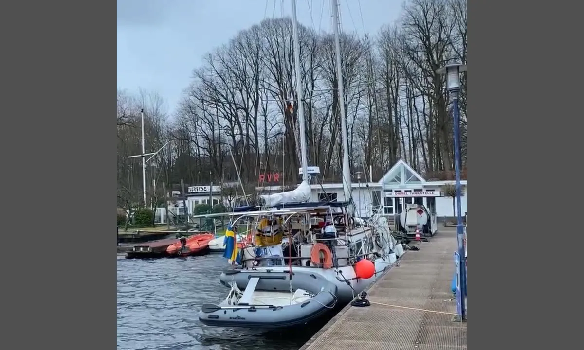 Rendsburg Marina: {"base": "en", "no": "Her kan du se restauranten Riverside som gjen\u00e5pnet i mars, og jeg har h\u00f8rt fra kunder at det serveres god mat der. Du ser ogs\u00e5 den store parken bak marinaen. Den har mange tr\u00e6r, gress og plener. Marinaen har et gjerde rundt hele, og du trenger en n\u00f8kkel for \u00e5 komme inn. Vi l\u00e5nte en n\u00f8kkel fra andre b\u00e5teiere som hadde to n\u00f8kler.", "se": "H\u00e4r kan du se restaurangen Riverside som \u00e5ter\u00f6ppnades i mars och jag h\u00f6rde fr\u00e5n kunder att det serveras god mat d\u00e4r. Du ser ocks\u00e5 den stora parken bakom marinan. Den har m\u00e5nga tr\u00e4d och gr\u00e4sytor och gr\u00e4smattor. Marinan har ett staket runt om och du beh\u00f6ver en nyckel f\u00f6r att komma in. Vi l\u00e5nade en nyckel fr\u00e5n andra b\u00e5t\u00e4gare som hade tv\u00e5 nycklar.", "en": "Here you can see the restaurant Riverside that re-opened in March and I heard from customers that it is good food served there. You also see the big park behind the marina. It has a lot of trees and grass and lawns. The marina has a fence all around and you need a key to come inside. We borrowed a key from other boat owners that had 2 keys.", "da": "Her kan du se restauranten Riverside, der gen\u00e5bnede i marts, og jeg har h\u00f8rt fra kunder, at der serveres god mad der. Du kan ogs\u00e5 se den store park bag marinaen. Den har mange tr\u00e6er og gr\u00e6somr\u00e5der og pl\u00e6ner. Marinaen har et hegn hele vejen rundt, og du skal bruge en n\u00f8gle for at komme ind. Vi l\u00e5nte en n\u00f8gle fra andre b\u00e5dejere, der havde 2 n\u00f8gler."}