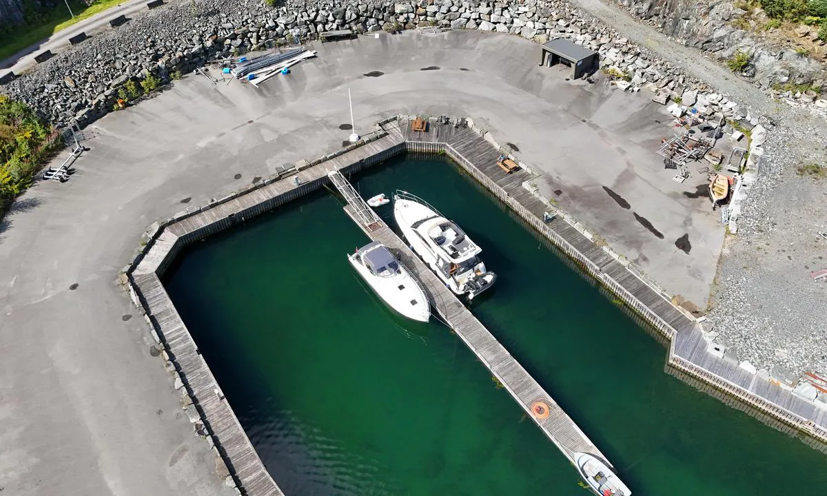 Rennesøy Marina: {"base": "no", "no": "Gapahauk med vedovn og str\u00f8m. Ved kan kj\u00f8pes og betales med vipps.", "se": "Gapakoja med vedeldad kamin och elektricitet. Ved kan k\u00f6pas och betalas med Swish.", "en": "Shelter with wood stove and electricity. Firewood can be purchased and paid for with Vipps.", "da": "Gapahuk med br\u00e6ndeovn og str\u00f8m. Br\u00e6nde kan k\u00f8bes og betales med MobilePay."}