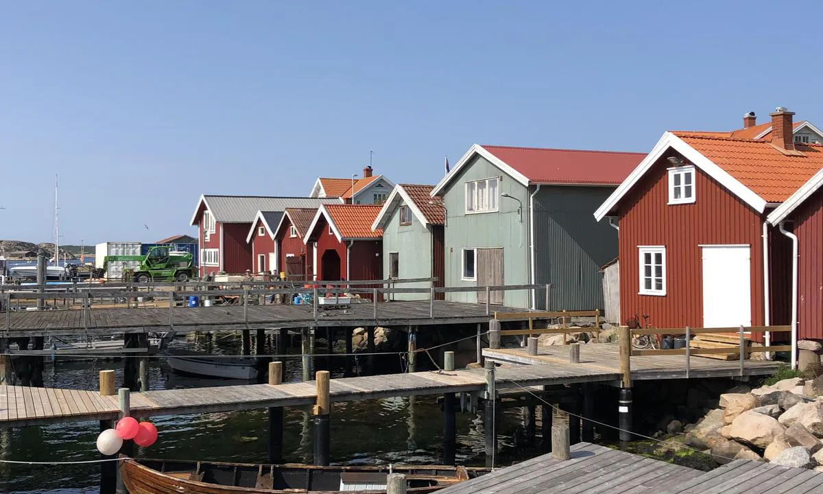 I havna på Resö er det små og hyggelige sjøboder, i klassisk svensk stil