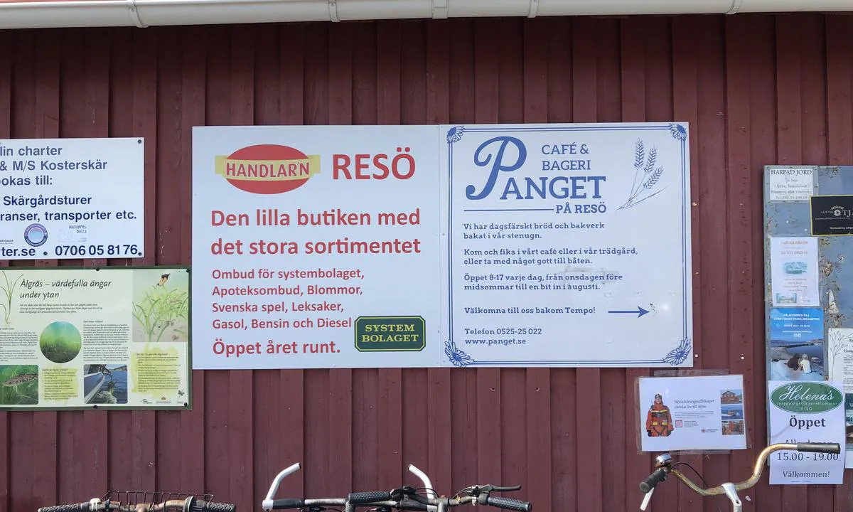 Resö Gästhamn: {"base": "no", "no": "Det er en liten matbutikk og et godt bakeri p\u00e5 Res\u00f6", "se": "Det finns en liten matbutik och ett bra bageri p\u00e5 Res\u00f6", "en": "There is a small grocery store and a good bakery on Res\u00f6", "da": "Der er en lille k\u00f8bmand og et godt bageri p\u00e5 Res\u00f6"}