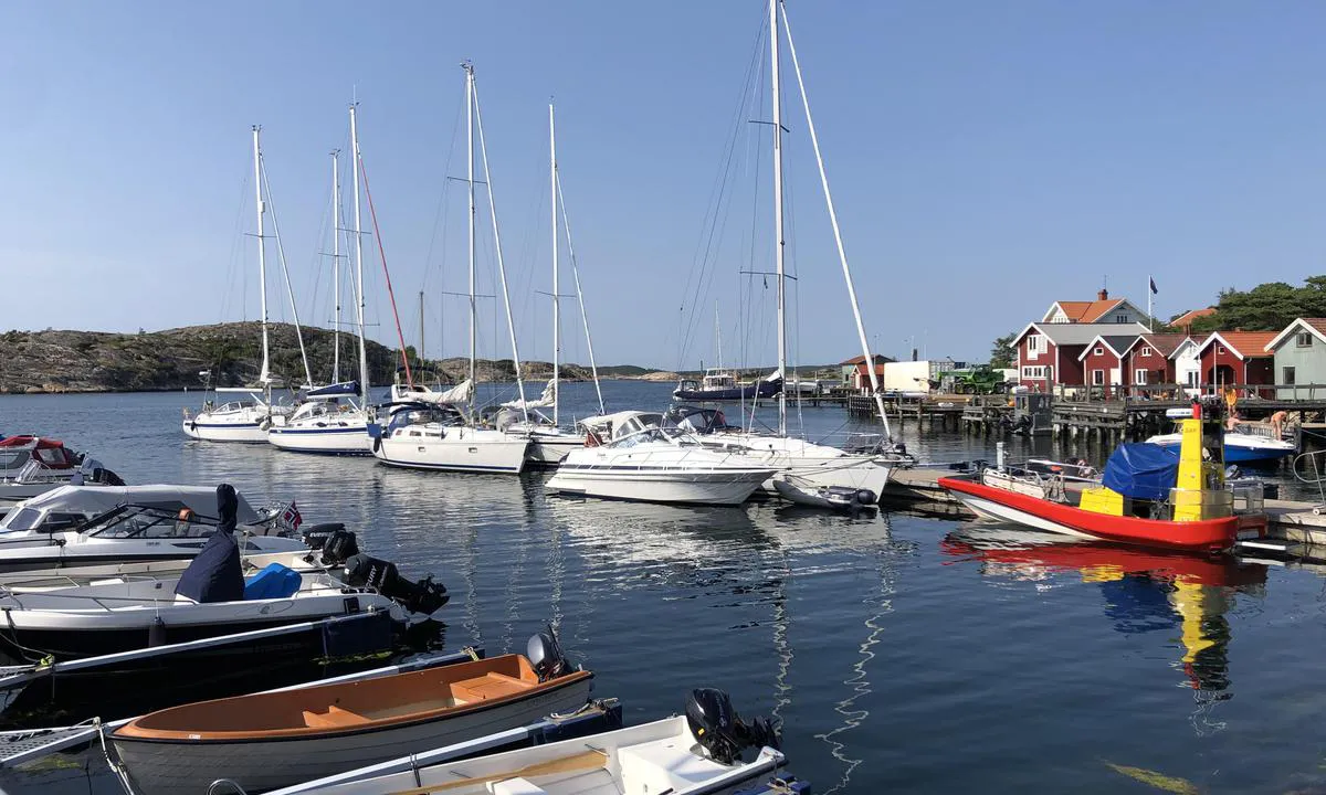 Resö Gästhamn: {"base": "no", "no": "Det er to flytebrygger i utkant av havna p\u00e5 Res\u00f6, hvor man fort\u00f8yer longside og ligger flere b\u00e5ter i bredden", "se": "Det finns tv\u00e5 flytbryggor i utkanten av hamnen p\u00e5 Res\u00f6, d\u00e4r man f\u00f6rt\u00f6jer l\u00e5ngsida och ligger flera b\u00e5tar i bredden", "en": "There are two floating docks on the outskirts of the harbor at Res\u00f6, where you can moor alongside and several boats can lie abreast.", "da": "Der er to flydebroer i udkanten af havnen p\u00e5 Res\u00f6, hvor man fort\u00f8jer langs broen og ligger flere b\u00e5de ved siden af hinanden."}