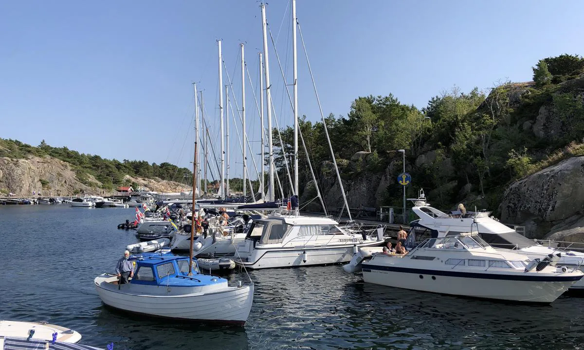 Resö Gästhamn: {"base": "no", "no": "Rett til styrbord n\u00e5r man kommer inn i havna er det gjestekai mot fjellet", "se": "R\u00e4tt till styrbord n\u00e4r man kommer in i hamnen \u00e4r det g\u00e4stbrygga mot berget", "en": "Immediately to starboard upon entering the harbor is the guest pier against the mountain", "da": "Til styrbord n\u00e5r man kommer ind i havnen, er der g\u00e6stekaj mod bjerget"}