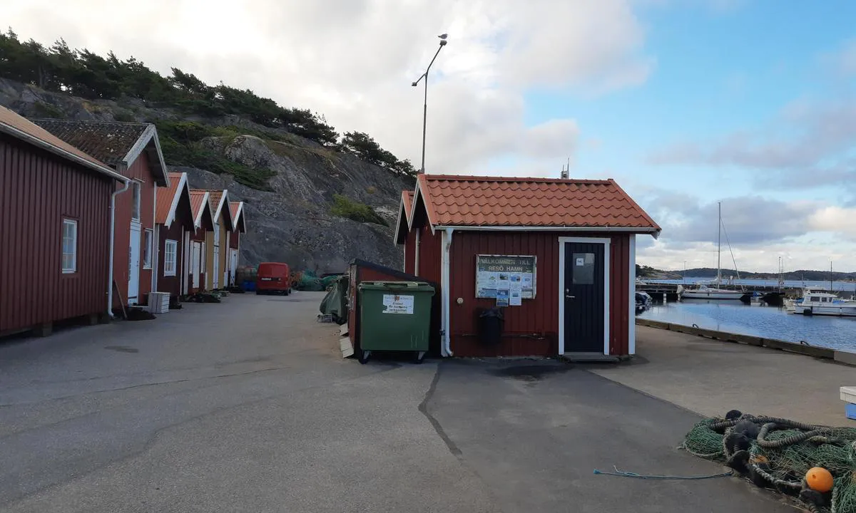 Resö Gästhamn: {"base": "no", "no": "Wc p\u00e5 brygga p\u00e5 landsiden. Wc, dusj osv i kjelleren p\u00e5 det store bygget p\u00e5 \"Holmen\".", "se": "Wc p\u00e5 bryggan p\u00e5 landsidan. Wc, dusch osv i k\u00e4llaren i den stora byggnaden p\u00e5 \"Holmen\".", "en": "Toilet on the dock on shore. Toilet, shower, etc. in the basement of the large building on 'Holmen'.", "da": "WC p\u00e5 broen p\u00e5 landsiden. WC, bruser osv. i k\u00e6lderen p\u00e5 den store bygning p\u00e5 'Holmen'."}