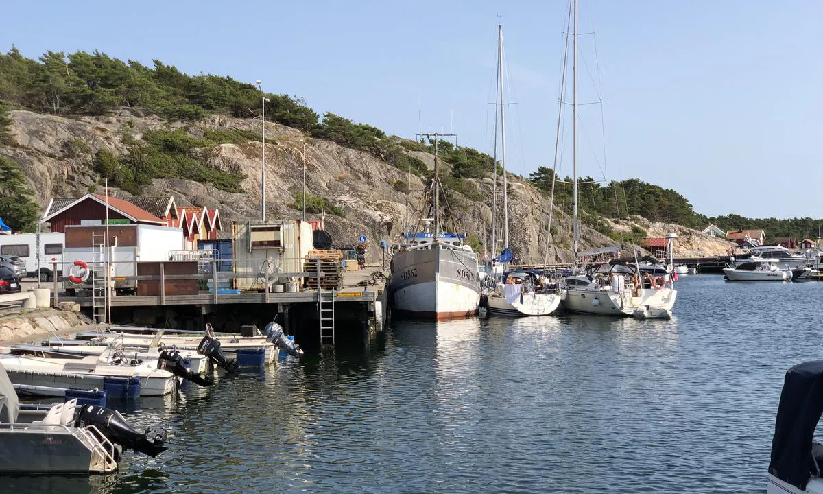 Resö Gästhamn: {"base": "no", "no": "Er det fullt i gjestehavna er det f\u00f8greit \u00e5 v\u00e6re kreativ. Her er to seilb\u00e5ter fort\u00f8yd p\u00e5 utsiden av en fiskeb\u00e5t.", "se": "\u00c4r det fullt i g\u00e4sthamnen \u00e4r det godtagbart att vara kreativ. H\u00e4r \u00e4r tv\u00e5 segelb\u00e5tar f\u00f6rt\u00f6jda p\u00e5 utsidan av en fiskeb\u00e5t.", "en": "If the guest harbour is full, it is acceptable to be creative. Here are two sailboats moored on the outside of a fishing boat.", "da": "<p>Er det fuldt i g\u00e6stehavnen, er det i orden at v\u00e6re kreativ. Her er to sejlb\u00e5de fort\u00f8jet p\u00e5 ydersiden af en fiskerb\u00e5d.</p>"}