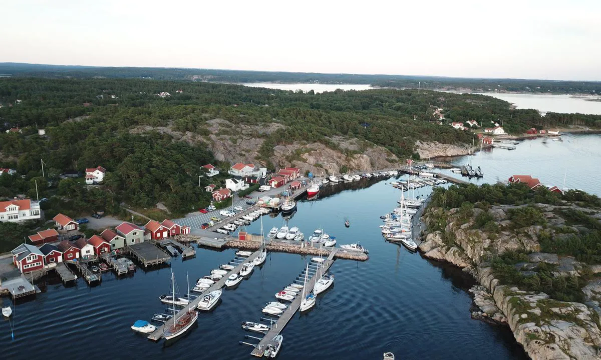 Resö Gästhamn: {"base": "no", "no": "Flytebrygger i ytre havn og faste brygger indre.", "se": "Flytbryggor i yttre hamnen och fasta bryggor i inre.", "en": "Floating docks in the outer harbour and fixed docks in the inner harbour.", "da": "Flydebroer i ydre havn og faste broer indre."}