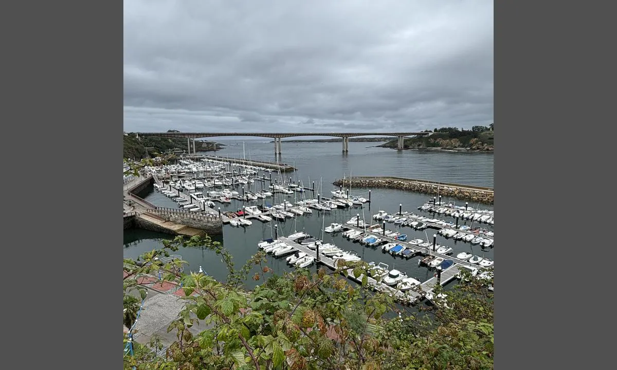 Ribadeo: {"base": "se", "no": "Havnen fra utsiktsplassen", "se": "Hamnen fr\u00e5n utsiktsplatsen", "en": "Harbour from the viewpoint", "da": "Havnen fra udsigtspunktet", "fr": "Le port depuis le point de vue", "de": "Der Hafen vom Aussichtspunkt", "es": "El puerto desde el mirador", "it": "Il porto dal punto panoramico", "pt": "O porto visto do mirante", "nl": "De haven vanaf het uitkijkpunt", "pl": "Przysta\u0144 z punktu widokowego", "uk": "\u0413\u0430\u0432\u0430\u043d\u044c \u0437 \u043e\u0433\u043b\u044f\u0434\u043e\u0432\u043e\u0433\u043e \u043c\u0430\u0439\u0434\u0430\u043d\u0447\u0438\u043a\u0430", "ro": "Portul v\u0103zut de la punctul de observa\u021bie", "tr": "G\u00f6zlem noktas\u0131ndan liman", "el": "\u03a4\u03bf \u03bb\u03b9\u03bc\u03ac\u03bd\u03b9 \u03b1\u03c0\u03cc \u03c4\u03bf \u03c3\u03b7\u03bc\u03b5\u03af\u03bf \u03c0\u03b1\u03c1\u03b1\u03c4\u03ae\u03c1\u03b7\u03c3\u03b7\u03c2", "cs": "P\u0159\u00edstav z vyhl\u00eddkov\u00e9ho m\u00edsta", "hu": "A kik\u00f6t\u0151 a kil\u00e1t\u00f3pontr\u00f3l", "fi": "Satama n\u00e4k\u00f6alapaikalta", "bg": "\u041f\u0440\u0438\u0441\u0442\u0430\u043d\u0438\u0449\u0435\u0442\u043e \u043e\u0442 \u043d\u0430\u0431\u043b\u044e\u0434\u0430\u0442\u0435\u043b\u043d\u0430\u0442\u0430 \u0442\u043e\u0447\u043a\u0430", "sr": "\u041b\u0443\u043a\u0430 \u0441\u0430 \u0432\u0438\u0434\u0438\u043a\u043e\u0432\u0446\u0430", "et": "Sadam vaateplatvormilt", "lv": "Osta no skatu punkta", "lt": "Uostas nuo ap\u017evalgos aik\u0161tel\u0117s"}