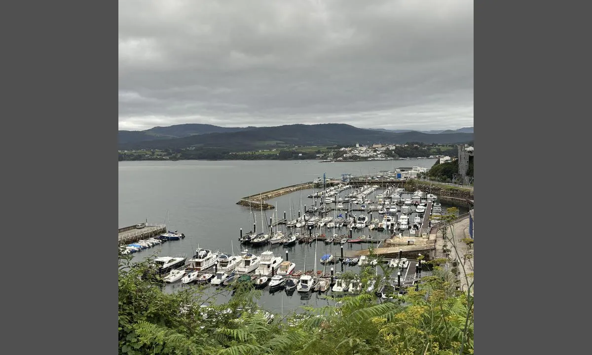 Ribadeo: {"base": "se", "no": "Havnen fra utsiktssted", "se": "Hamnen fr\u00e5n utsiktsplats", "en": "The harbor from the viewpoint", "da": "Havnen fra udkigspunkt", "fr": "Le port depuis le point de vue", "de": "Der Hafen vom Aussichtspunkt", "es": "El puerto desde el mirador", "it": "Veduta del porto dal belvedere", "pt": "O porto visto do mirante", "nl": "De haven vanaf het uitkijkpunt", "pl": "Port z punktu widokowego", "uk": "\u0413\u0430\u0432\u0430\u043d\u044c \u0437 \u043e\u0433\u043b\u044f\u0434\u043e\u0432\u043e\u0433\u043e \u043c\u0430\u0439\u0434\u0430\u043d\u0447\u0438\u043a\u0430", "ro": "Portul din punct de observa\u021bie", "tr": "Liman manzaras\u0131 noktas\u0131ndan", "el": "\u03a4\u03bf \u03bb\u03b9\u03bc\u03ac\u03bd\u03b9 \u03b1\u03c0\u03cc \u03c4\u03bf \u03c3\u03b7\u03bc\u03b5\u03af\u03bf \u03c0\u03b1\u03c1\u03b1\u03c4\u03ae\u03c1\u03b7\u03c3\u03b7\u03c2", "cs": "P\u0159\u00edstav z vyhl\u00eddkov\u00e9ho m\u00edsta", "hu": "A kik\u00f6t\u0151 a kil\u00e1t\u00f3b\u00f3l", "fi": "Satama n\u00e4k\u00f6alapaikalta", "bg": "\u041f\u0440\u0438\u0441\u0442\u0430\u043d\u0438\u0449\u0435\u0442\u043e \u043e\u0442 \u043d\u0430\u0431\u043b\u044e\u0434\u0430\u0442\u0435\u043b\u0435\u043d \u043f\u0443\u043d\u043a\u0442", "sr": "Luka sa vidikovca", "et": "Sadam vaatepunktist", "lv": "Osta no skatu platformas", "lt": "Uostas i\u0161 ap\u017evalgos aik\u0161tel\u0117s"}