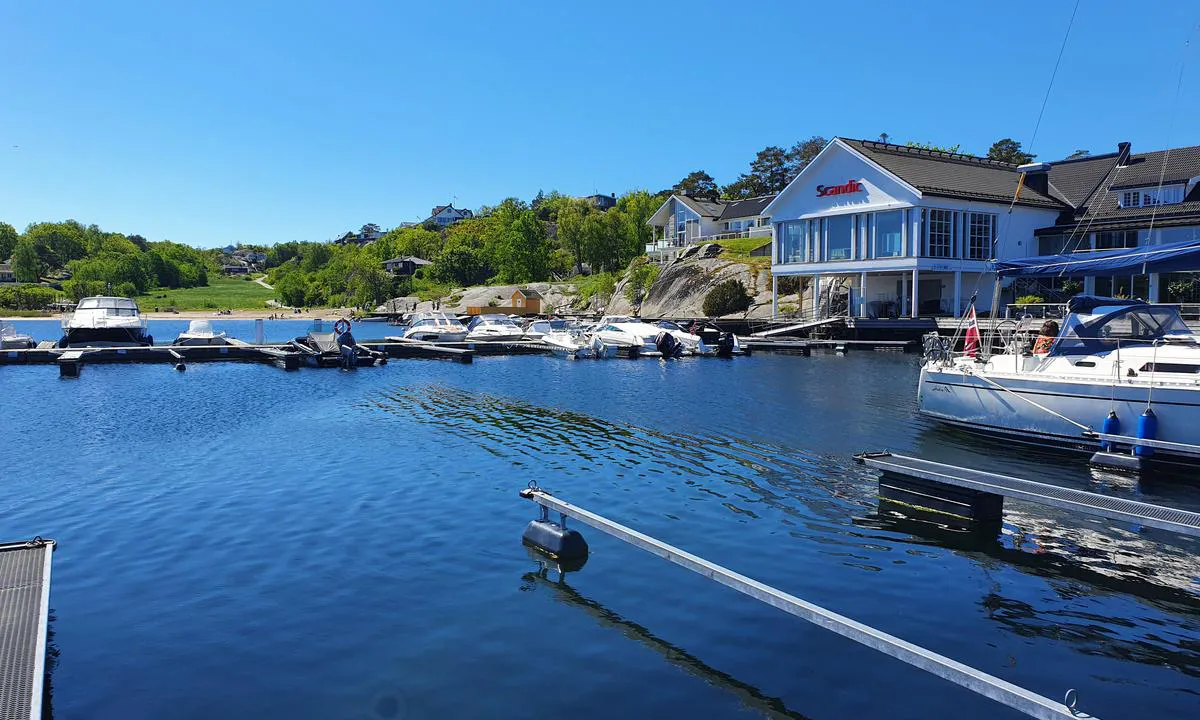 Havna Tjøme Hotel Gjestehavn: {"base": "no", "no": "Hotell med muligheter for minigolf og tennis.", "se": "Hotell med m\u00f6jligheter f\u00f6r minigolf och tennis.", "en": "Hotel with opportunities for mini-golf and tennis.", "da": "Hotel med muligheder for minigolf og tennis."}