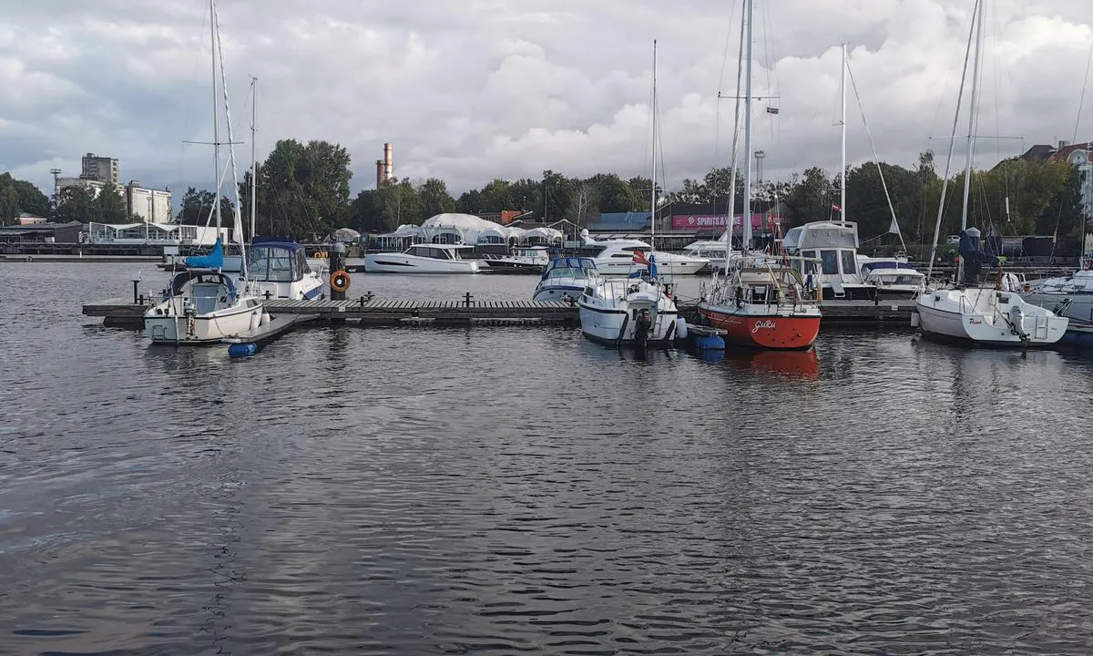 {"base": "de", "no": "2021 Riga Yacht Center - Andrejosta. N\u00e6r byen", "se": "2021 Riga Yacht Center - Andrejosta. N\u00e4ra staden", "en": "2021 Riga Yacht Center - Andrejosta. Close to the city", "da": "2021 Riga Yacht Center - Andrejosta. By-n\u00e6r", "fr": "2021 Riga Yacht Center - Andrejosta. Proche de la ville", "de": "2021 Riga Yacht Center - Andrejosta. Citynah", "es": "2021 Riga Yacht Center - Andrejosta. Cerca de la ciudad", "it": "2021 Riga Yacht Center - Andrejosta. Vicino alla citt\u00e0", "pt": "2021 Riga Yacht Center - Andrejosta. Perto da cidade", "nl": "2021 Riga Yacht Center - Andrejosta. Stadsnabij", "pl": "2021 Riga Yacht Center - Andrejosta. Blisko miasta", "uk": "2021 \u0420\u0438\u0437\u044c\u043a\u0438\u0439 \u042f\u0445\u0442-\u041a\u043b\u0443\u0431 - \u0410\u043d\u0434\u0440\u0435\u0454\u043e\u0441\u0442\u0430. \u0411\u043b\u0438\u0437\u044c\u043a\u043e \u0434\u043e \u043c\u0456\u0441\u0442\u0430", "ro": "2021 Riga Yacht Center - Andrejosta. Aproape de ora\u0219", "tr": "2021 Riga Yat Merkezi - Andrejosta. \u015eehre yak\u0131n", "el": "2021 \u039a\u03ad\u03bd\u03c4\u03c1\u03bf \u0393\u03b9\u03bf\u03c4 \u03a1\u03af\u03b3\u03b1 - Andrejosta. \u039a\u03bf\u03bd\u03c4\u03ac \u03c3\u03c4\u03b7\u03bd \u03c0\u03cc\u03bb\u03b7", "cs": "2021 Riga Yacht Center - Andrejosta. Bl\u00edzko m\u011bsta", "hu": "2021 Riga Yacht Center - Andrejosta. K\u00f6zel a v\u00e1roshoz", "fi": "2021 Riga Yacht Center - Andrejosta. L\u00e4hell\u00e4 kaupunkia", "bg": "2021 \u0420\u0438\u0433\u0430 \u042f\u0445\u0442 \u0426\u0435\u043d\u0442\u044a\u0440 - \u0410\u043d\u0434\u0440\u0435\u0451\u0441\u0442\u0430. \u0411\u043b\u0438\u0437\u043e \u0434\u043e \u0433\u0440\u0430\u0434\u0430", "sr": "2021 Riga Yacht Center - Andrejosta. Blizu grada", "et": "2021 Riia jahtikeskus - Andrejosta. Linna l\u00e4hedal", "lv": "2021 R\u012bgas Jahtu centrs - Andrejosta. Tuvu pils\u0113tai", "lt": "2021 Rygos jacht\u0173 centras - Andrejosta. Miesto artumas"}