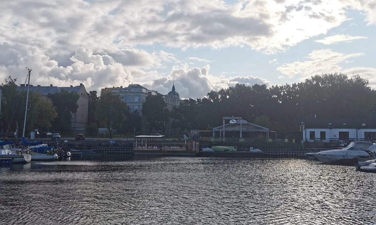 {"base": "de", "no": "2021 Riga Yacht Center - Andrejosta. Rett ved byen", "se": "2021 Riga Yacht Center - Andrejosta. Direkt vid staden", "en": "2021 Riga Yacht Center - Andrejosta. Right at the city", "da": "2021 Riga Yacht Center - Andrejosta. Lige ved byen", "fr": "2021 Riga Yacht Center - Andrejosta. Juste \u00e0 c\u00f4t\u00e9 de la ville", "de": "2021 Riga Yacht Center - Andrejosta. Gleich an der City", "es": "2021 Riga Yacht Center - Andrejosta. Justo en la ciudad", "it": "2021 Riga Yacht Center - Andrejosta. Subito vicino alla citt\u00e0", "pt": "2021 Riga Yacht Center - Andrejosta. Perto da cidade", "nl": "2021 Riga Yacht Center - Andrejosta. Direct bij de stad", "pl": "2021 Riga Yacht Center - Andrejosta. Zaraz przy mie\u015bcie", "uk": "2021 Riga Yacht Center - Andrejosta. \u0411\u0435\u0437\u043f\u043e\u0441\u0435\u0440\u0435\u0434\u043d\u044c\u043e \u0431\u0456\u043b\u044f \u043c\u0456\u0441\u0442\u0430", "ro": "2021 Riga Yacht Center - Andrejosta. Direct \u00een ora\u0219", "tr": "2021 Riga Yacht Center - Andrejosta. \u015eehirde hemen yan\u0131nda", "el": "2021 \u039a\u03ad\u03bd\u03c4\u03c1\u03bf \u0398\u03b1\u03bb\u03b1\u03bc\u03b7\u03b3\u03ce\u03bd \u03c4\u03b7\u03c2 \u03a1\u03af\u03b3\u03b1 - Andrejosta. \u0391\u03ba\u03c1\u03b9\u03b2\u03ce\u03c2 \u03c3\u03c4\u03b7\u03bd \u03c0\u03cc\u03bb\u03b7", "cs": "2021 Riga Yacht Center - Andrejosta. P\u0159\u00edmo u m\u011bsta", "hu": "2021 Riga Yacht Center - Andrejosta. K\u00f6zvetlen\u00fcl a v\u00e1rosn\u00e1l", "fi": "2021 Riga Yacht Center - Andrejosta. Heti kaupungin l\u00e4hell\u00e4", "bg": "2021 \u0420\u0438\u0433\u0430 \u042f\u0445\u0442 \u0426\u0435\u043d\u0442\u044a\u0440 - Andrejosta. \u0412\u0435\u0434\u043d\u0430\u0433\u0430 \u0434\u043e \u0433\u0440\u0430\u0434\u0430", "sr": "2021 \u0408\u0435\u0434\u0440\u0438\u043b\u0438\u0447\u0430\u0440\u0441\u043a\u0438 \u0446\u0435\u043d\u0442\u0430\u0440 \u0420\u0438\u0433\u0430 - \u0410\u043d\u0434\u0440\u0435\u0458\u043e\u0441\u0442\u0430. \u041e\u0434\u043c\u0430\u0445 \u043f\u043e\u0440\u0435\u0434 \u0433\u0440\u0430\u0434\u0430", "et": "2021 Riia jahtikeskus - Andrejosta. Kohe linna k\u00f5rval", "lv": "2021 R\u012bgas Jahtu Centrs - Andrejosta. Tie\u0161i pie pils\u0113tas", "lt": "2021 Riga Yacht Center - Andrejosta. Tiesiai prie miesto"}