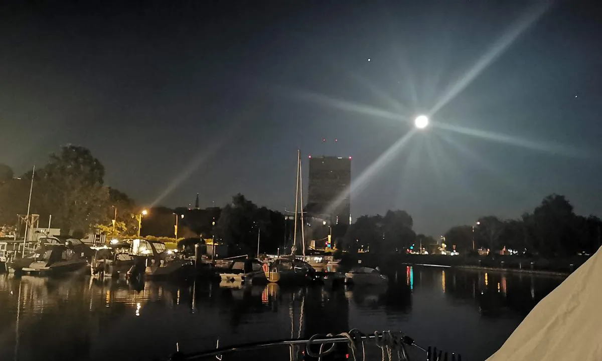 {"base": "de", "no": "2021 Riga Yacht Center - Andrejosta. N\u00e6r byen", "se": "2021 Riga Yacht Center - Andrejosta. N\u00e4ra till staden", "en": "2021 Riga Yacht Center - Andrejosta. Close to the city", "da": "2021 Riga Yacht Center - Andrejosta. T\u00e6t p\u00e5 byen", "fr": "2021 Riga Yacht Center - Andrejosta. Proche de la ville", "de": "2021 Riga Yacht Center - Andrejosta. Citynah", "es": "2021 Riga Yacht Center - Andrejosta. Cerca de la ciudad", "it": "2021 Riga Yacht Center - Andrejosta. Vicino alla citt\u00e0", "pt": "2021 Riga Yacht Center - Andrejosta. Perto da cidade", "nl": "2021 Riga Yacht Center - Andrejosta. Dicht bij de stad", "pl": "2021 Riga Yacht Center - Andrejosta. Blisko centrum miasta", "uk": "2021 \u0420\u0438\u0437\u044c\u043a\u0438\u0439 \u042f\u0445\u0442-\u0426\u0435\u043d\u0442\u0440 - Andrejosta. \u0411\u043b\u0438\u0437\u044c\u043a\u043e \u0434\u043e \u043c\u0456\u0441\u0442\u0430", "ro": "2021 Riga Yacht Center - Andrejosta. Aproape de ora\u0219", "tr": "2021 Riga Yat Merkezi - Andrejosta. \u015eehir yak\u0131n\u0131nda", "el": "2021 \u03a1\u03af\u03b3\u03b1 Yacht Center - Andrejosta. \u039a\u03bf\u03bd\u03c4\u03ac \u03c3\u03c4\u03b7\u03bd \u03c0\u03cc\u03bb\u03b7", "cs": "2021 Riga Yacht Center - Andrejosta. Bl\u00edzko m\u011bsta", "hu": "2021 Riga Yacht Center - Andrejosta. K\u00f6zel a v\u00e1roshoz", "fi": "2021 Riga Yacht Center - Andrejosta. L\u00e4hell\u00e4 kaupunkia", "bg": "2021 \u0420\u0438\u0433\u0430 \u0419\u0430\u0445\u0442 \u0426\u0435\u043d\u0442\u044a\u0440 - \u0410\u043d\u0434\u0440\u0435\u0439\u043e\u0441\u0442\u0430. \u0411\u043b\u0438\u0437\u043e \u0434\u043e \u0433\u0440\u0430\u0434\u0430", "sr": "2021 \u0420\u0438\u0433\u0430 \u0408\u0430\u0445\u0442 \u0426\u0435\u043d\u0442\u0430\u0440 - \u0410\u043d\u0434\u0440\u0435\u0458\u043e\u0441\u0442\u0430. \u0411\u043b\u0438\u0437\u0443 \u0433\u0440\u0430\u0434\u0430", "et": "2021 Riia jahtklubi keskus - Andrejosta. Linnal\u00e4hedane", "lv": "2021. gada R\u012bgas Jahtklubs - Andrejosta. Tuvum\u0101 pils\u0113tai", "lt": "2021 Rygos jacht\u0173 centras - Andrejosta. Netoli miesto centro"}