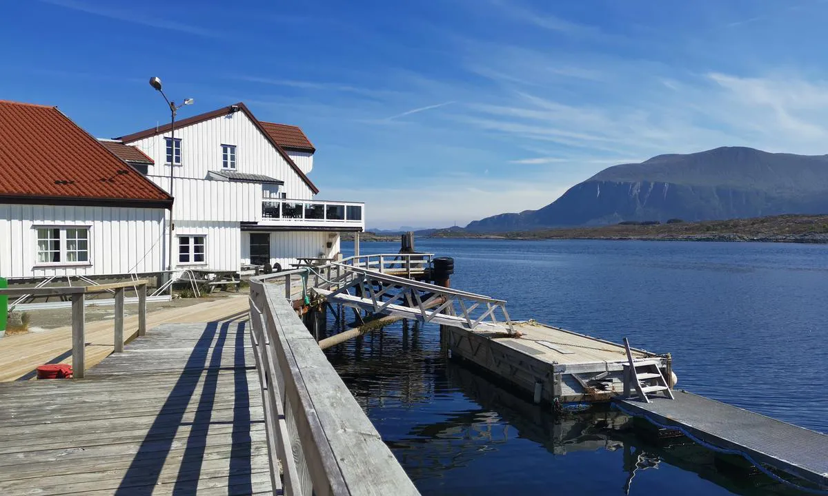 Ringholmen: {"base": "no", "no": "Den lille flytebryggen rett foran Sj\u00f8huset brukes av hurtigb\u00e5ten og er ikke gjestebrygge. Det er bare 20 minutter med hurtigb\u00e5t fra Kristiansund! .", "se": "Den lilla flytbryggan precis framf\u00f6r Sj\u00f8huset anv\u00e4nds av snabb\u00e5ten och \u00e4r inte en g\u00e4stbrygga. Det \u00e4r bara 20 minuter med snabb\u00e5t fr\u00e5n Kristiansund!", "en": "The small floating dock right in front of the Boathouse is used by the express boat and is not a guest dock. It is only 20 minutes by express boat from Kristiansund!", "da": "Den lille flydebro lige foran Sj\u00f8huset bruges af hurtigb\u00e5den og er ikke g\u00e6stebro. Det tager kun 20 minutter med hurtigb\u00e5d fra Kristiansund!"}