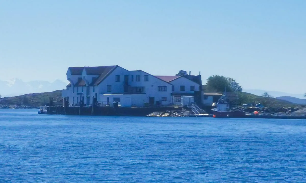 Ringholmen: {"base": "no", "no": "P\u00e5 h\u00f8yre siden av bildet ser du metallflytebryggen. Her er det god dybde. .", "se": "P\u00e5 h\u00f6ger sida av bilden ser du metallflytbryggan. H\u00e4r \u00e4r det bra djup.", "en": "On the right side of the picture, you can see the metal floating dock. Here, there is good depth.", "da": "P\u00e5 h\u00f8jre side af billedet ser du metalflydebroen. Her er der god dybde."}