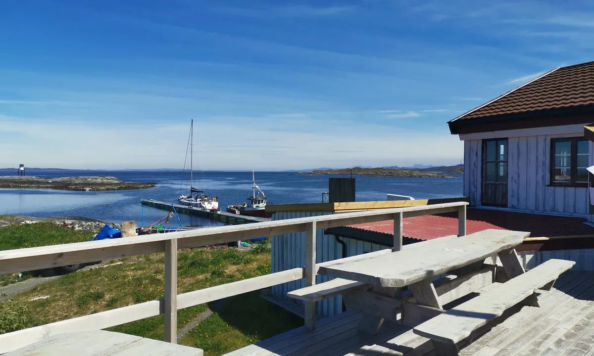 Ringholmen: {"base": "no", "no": "Flytebryggen p\u00e5 utsiden.", "se": "Flytbryggan p\u00e5 utsidan.", "en": "The floating dock on the outside.", "da": "Flydebroen p\u00e5 ydersiden."}