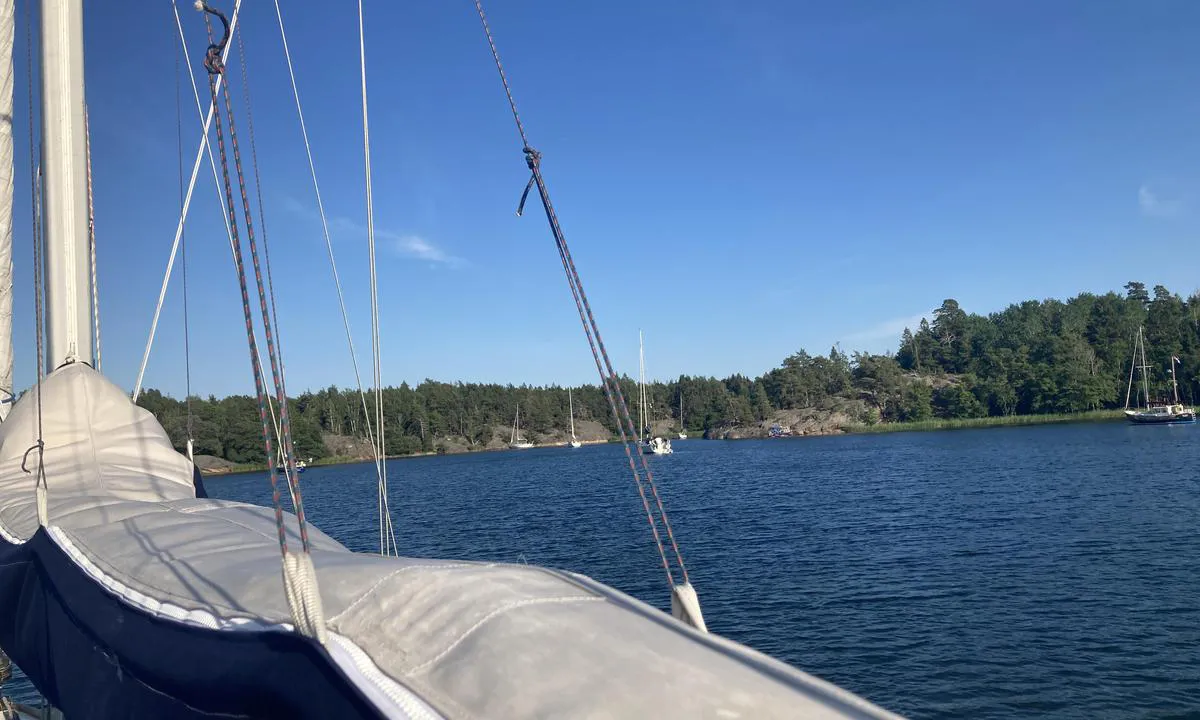 Ärholmen: {"base": "no", "no": "Nordre viken sett mot S\u00d8.", "se": "Norra viken sett mot SO.", "en": "Northern cove seen towards SE.", "da": "Nordlige vigen set mod S\u00d8."}