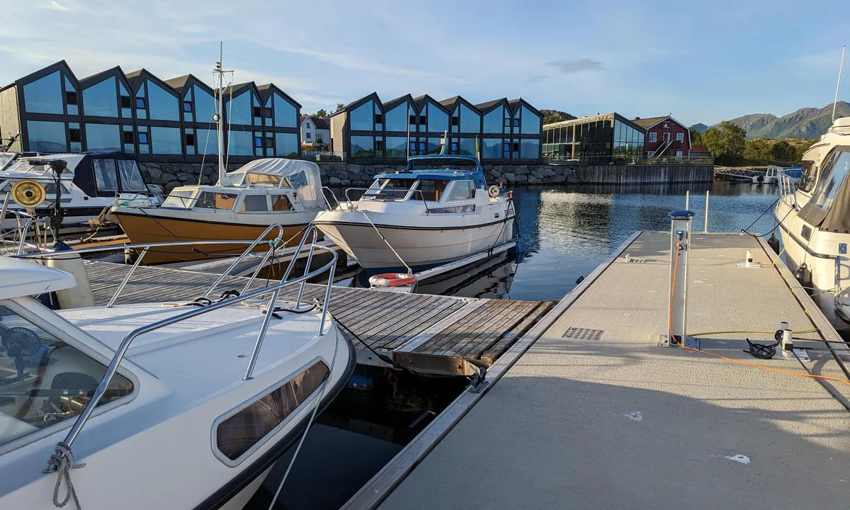 {"base": "no", "no": "Ringstad Resort hotell (Ringstadresort.no) ligger rett ved siden av havna. Nytt, flott hotell med nydelig restaurant og ute/inneservering. Kan anbefales.", "se": "Ringstad Resort hotell (Ringstadresort.no) ligger precis bredvid hamnen. Nytt, fint hotell med vacker restaurang och ute/inomhusservering. Kan rekommenderas.", "en": "Ringstad Resort Hotel (Ringstadresort.no) is located right next to the harbour. A new, great hotel with a lovely restaurant and outdoor/indoor service. Highly recommended.", "da": "Ringstad Resort hotel (Ringstadresort.no) ligger lige ved siden af havnen. Nyt, flot hotel med dejlig restaurant og ude-/indeservering. Kan anbefales."}