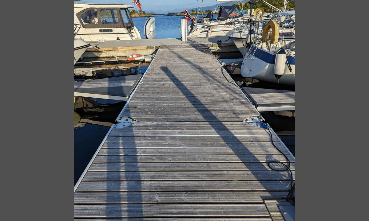 Ringstad Båthavn: {"base": "no", "no": "Flott betongkai ytterst i havna.", "se": "Fin betongkaj ytterst i hamnen.", "en": "Great concrete quay at the outer part of the harbor.", "da": "Flot betonmole yderst i havnen."}