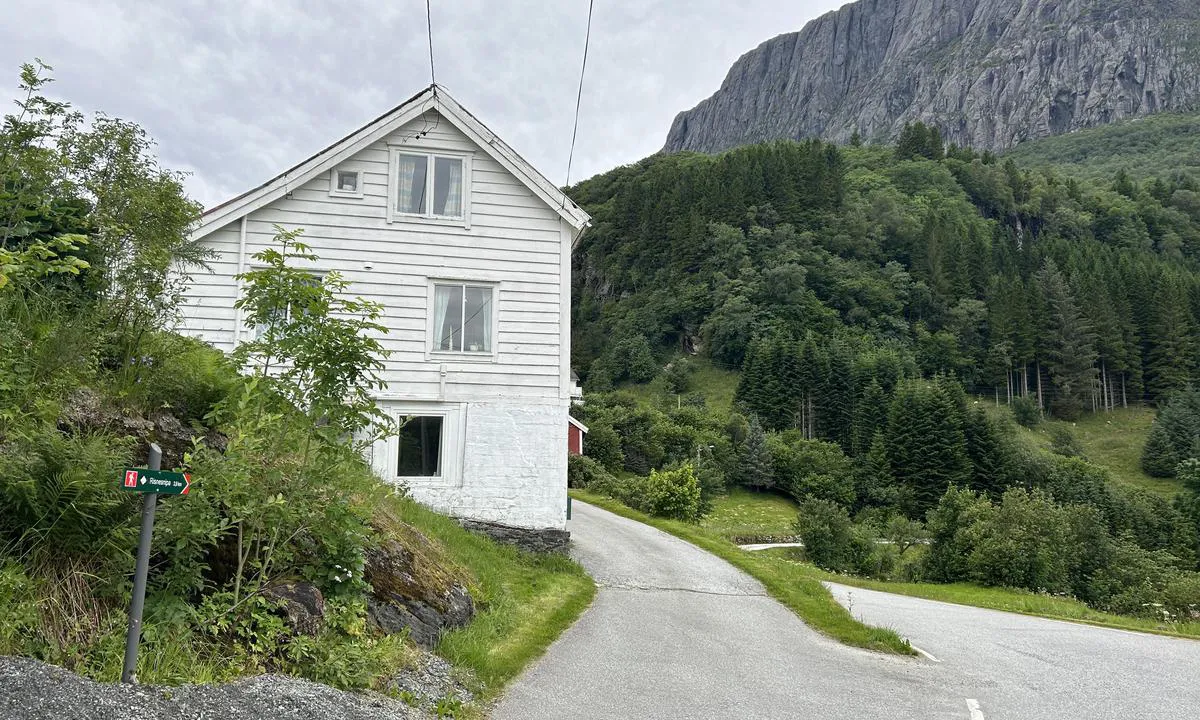 Risnes: Gå opp bakken ved dette huset, ta til høyre nedenfor hus litt lenger oppe i bakken.