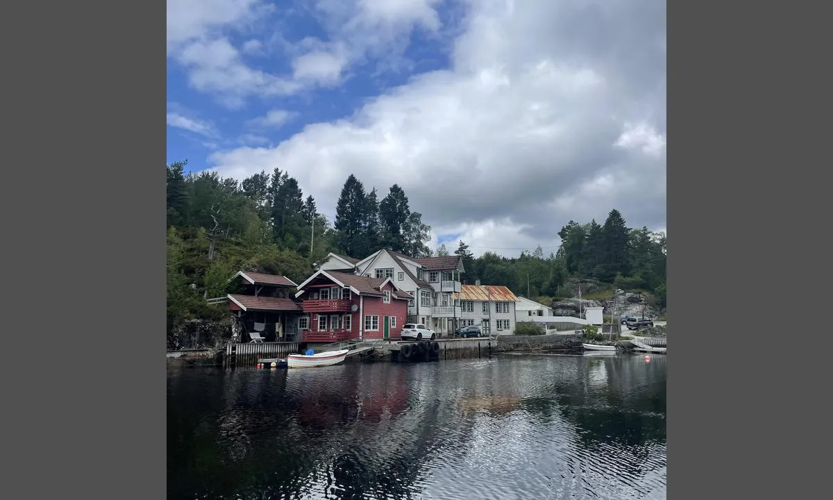 Risnes i Masfjorden: {"base": "no", "no": "Gjesteeplasser ved bildekk + tre.", "se": "G\u00e4stplatser vid bild\u00e4ck + tr\u00e4.", "en": "Guest spots by the car deck + tree.", "da": "G\u00e6stepladser ved bild\u00e6k + tr\u00e6."}