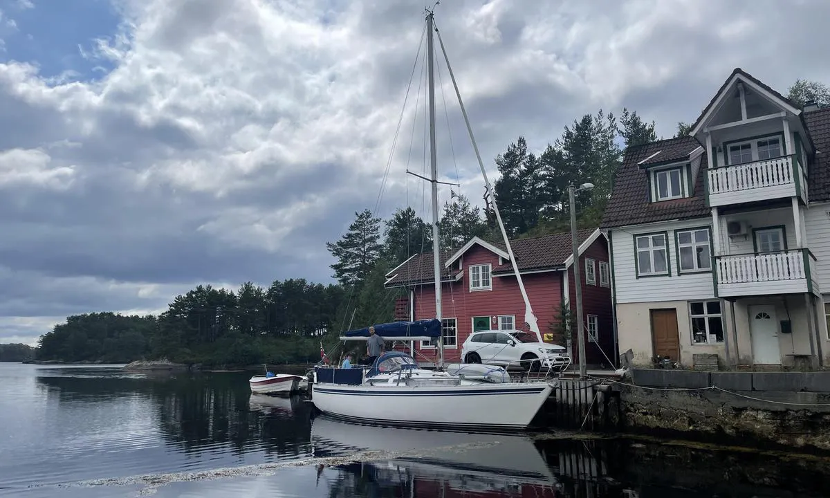 Risnes i Masfjorden: {"base": "no", "no": "Plass til 34 fots seilb\u00e5t p\u00e5 kaien. Kom en annen kar med en 44 fots. L\u00e5 der et d\u00f8gn, det gikk helt p\u00e5 nippet, men han stakk 6 meter ut fra kaien ( akter fra seilb\u00e5ten p\u00e5 bildet, foran lille b\u00e5ten)", "se": "Plats f\u00f6r 34 fots segelb\u00e5t vid kajen. En annan kille kom med en 44 fots. L\u00e5g d\u00e4r ett dygn, det var p\u00e5 vippen, men han stack ut 6 meter fr\u00e5n kajen (akter fr\u00e5n segelb\u00e5ten p\u00e5 bilden, framf\u00f6r den lilla b\u00e5ten)", "en": "Space for a 34-foot sailboat at the quay. Another guy came with a 44-foot. Stayed there for a day, it was quite tight, but he stuck 6 meters out from the quay (astern from the sailboat in the picture, ahead of the small boat).", "da": "Plads til 34 fods sejlb\u00e5d ved kajen. Kom en anden fyr med en 44 fods. L\u00e5 der et d\u00f8gn, det gik lige akkurat, men han stak 6 meter ud fra kajen (akter fra sejlb\u00e5den p\u00e5 billedet, foran den lille b\u00e5d)"}