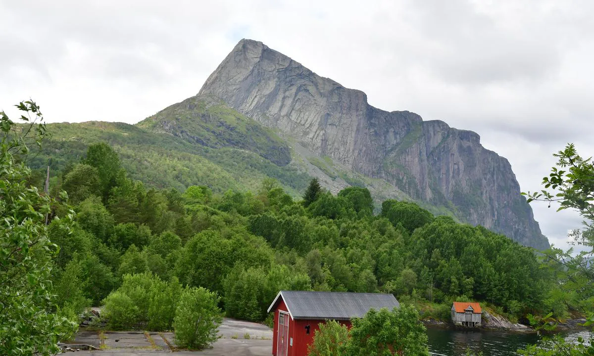 Risnes: {"base": "no", "no": "Lihesten 776 moh", "se": "Lihesten 776 m \u00f6.h.", "en": "Lihesten 776 meters above sea level", "da": "Lihesten 776 m.\u00f8.h."}