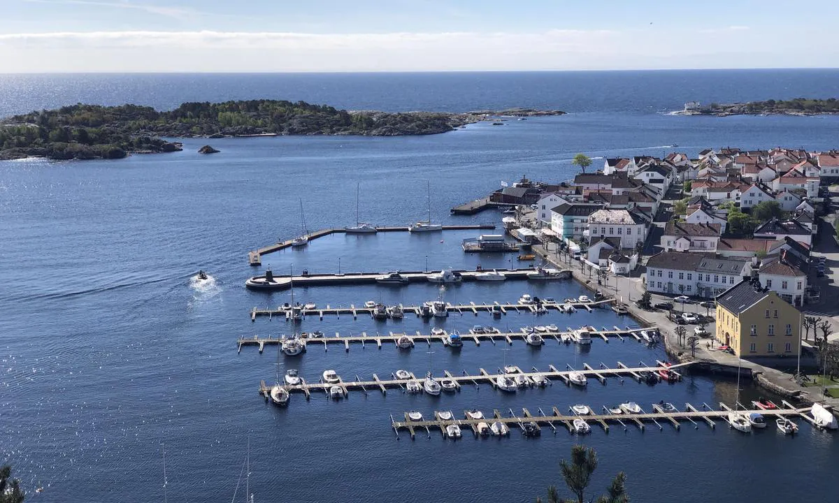 Risør Gjestehavn: {"base": "no", "no": "Hovedomr\u00e5det til Ris\u00f8r Gjestehavn finner du innenfor flytebryggen ytterst i havna. Longside fort\u00f8ying. P\u00e5 bildet ligger det tre b\u00e5ter fort\u00f8yd der.", "se": "Huvudomr\u00e5det till Ris\u00f8r G\u00e4sthamn hittar du innanf\u00f6r flytbryggan ytterst i hamnen. Longside f\u00f6rt\u00f6jning. P\u00e5 bilden ligger det tre b\u00e5tar f\u00f6rt\u00f6jda d\u00e4r.", "en": "The main area of Ris\u00f8r Guest Harbor can be found inside the floating pier at the outermost part of the harbor. Alongside mooring. In the picture, there are three boats moored there.", "da": "Hovedomr\u00e5det til Ris\u00f8r G\u00e6stehavn finder du indenfor flydebroen yderst i havnen. Langside fort\u00f8jning. P\u00e5 billedet ligger der tre b\u00e5de fort\u00f8jet der."}