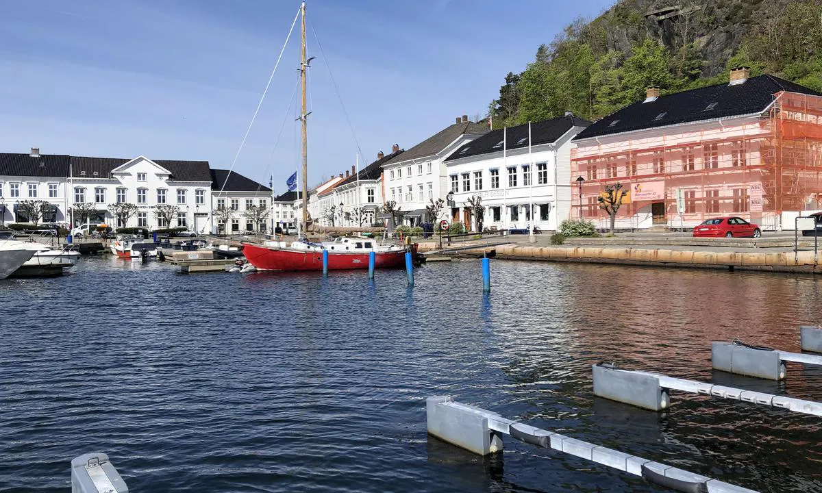 Risør Gjestehavn: {"base": "no", "no": "Innerst i Ris\u00f8r havn er det gjesteplasser med akterfort\u00f8ying.", "se": "L\u00e4ngst in i Ris\u00f8r hamn finns det g\u00e4stplatser med akterf\u00f6rt\u00f6jning.", "en": "At the innermost part of Ris\u00f8r harbour, there are guest berths with stern mooring.", "da": "Inderst i Ris\u00f8r havn er der g\u00e6stepladser med agterfort\u00f8jning."}