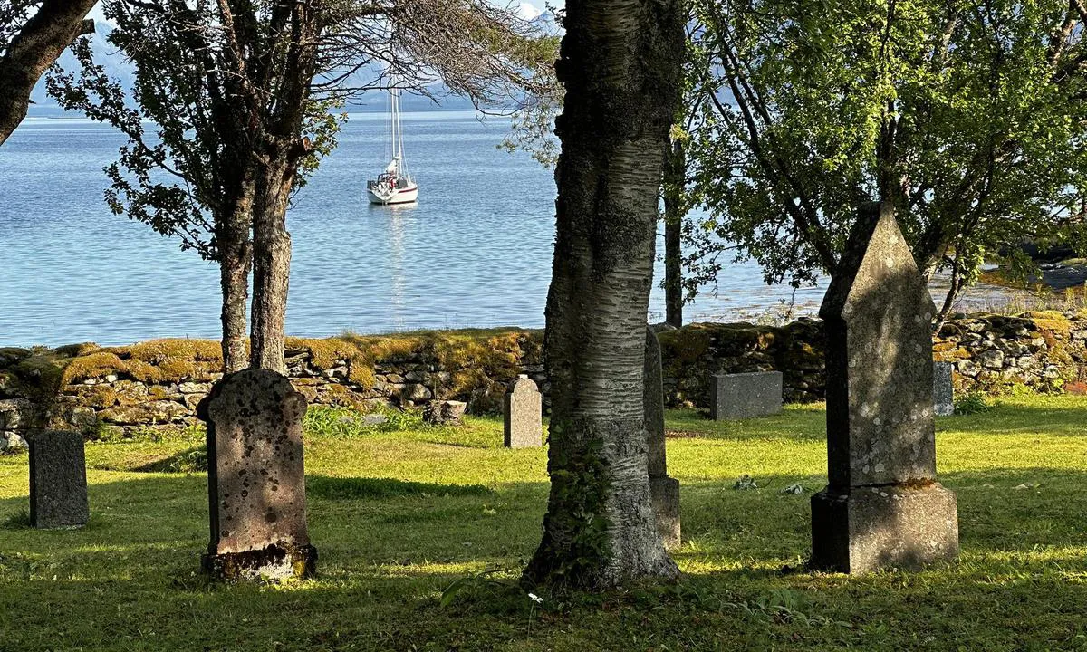 Risøya: {"base": "no", "no": "Ankringsplassen sett fra kirkeg\u00e5rden p\u00e5 Ris\u00f8ya", "se": "Ankringsplatsen sedd fr\u00e5n kyrkog\u00e5rden p\u00e5 Ris\u00f8ya", "en": "The anchorage seen from the cemetery on Ris\u00f8ya", "da": "Ankerpladsen set fra kirkeg\u00e5rden p\u00e5 Ris\u00f8ya"}