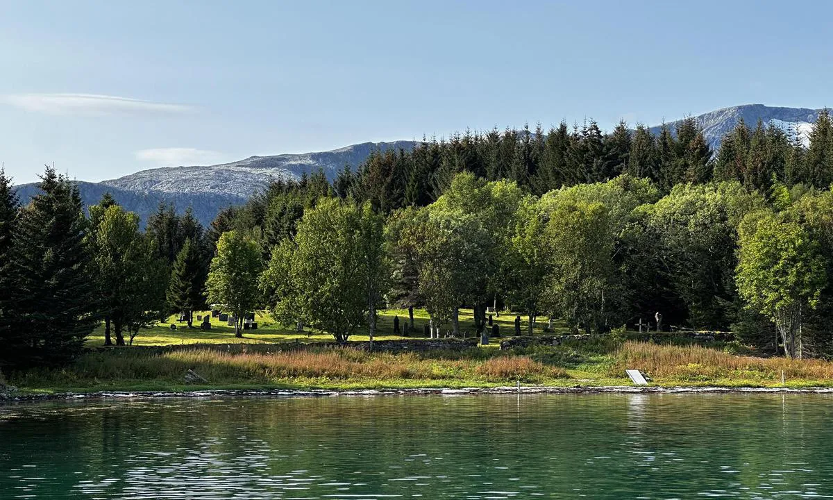 Risøya: {"base": "no", "no": "Fra ankringsplassen inn mot Ris\u00f8ya og den gamle kirkeg\u00e5rden", "se": "Fr\u00e5n ankringsplatsen in mot Ris\u00f8ya och den gamla kyrkog\u00e5rden", "en": "From the anchorage towards Ris\u00f8ya and the old cemetery", "da": "Fra ankerpladsen ind mod Ris\u00f8ya og den gamle kirkeg\u00e5rd"}