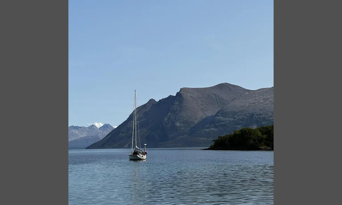 Risøya: {"base": "no", "no": "Ankringsplassen fra Ris\u00f8ya mot vest. Sandholmen i forgrunnen til h\u00f8yre i beldet - og Ullstinden og Lyngen i bakgrunnen.", "se": "Ankringsplatsen fr\u00e5n Ris\u00f6ya mot v\u00e4st. Sandholmen i f\u00f6rgrunden till h\u00f6ger i b\u00e4ltet - och Ullstinden och Lyngen i bakgrunden.", "en": "The anchorage from Ris\u00f8ya towards the west. Sandholmen in the foreground to the right in the belt - and Ullstinden and Lyngen in the background.", "da": "Ankerpladsen fra Ris\u00f8ya mod vest. Sandholmen i forgrunden til h\u00f8jre i b\u00e6ltet - og Ullstinden og Lyngen i baggrunden."}