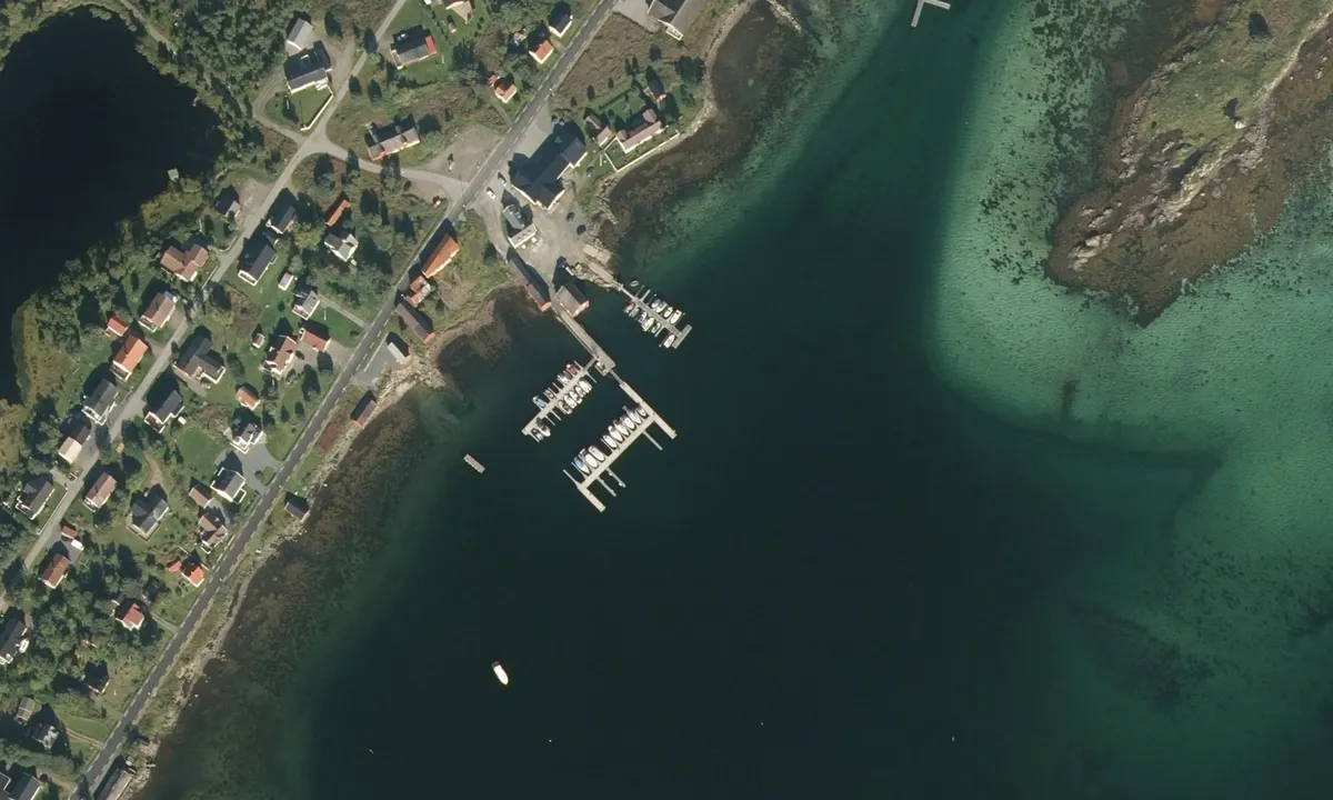 Flyfoto av Risøyhamn