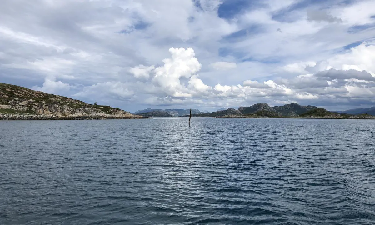 Risværsund: {"base": "no", "no": "Skvalpeskj\u00e6r i innseilingen fra \u00f8st er godt markert. Bildet er tatt fra ankringsplassen.", "se": "Skvalpsk\u00e4r vid infarten fr\u00e5n \u00f6st \u00e4r v\u00e4l markerat. Bildet \u00e4r taget fr\u00e5n ankringsplatsen.", "en": "Swells in the approach from the east are well marked. The picture is taken from the anchorage.", "da": "<em>Skvalbeskj\u00e6r</em> ved indsejlingen fra \u00f8st er godt markeret. Billedet er taget fra ankerpladsen."}