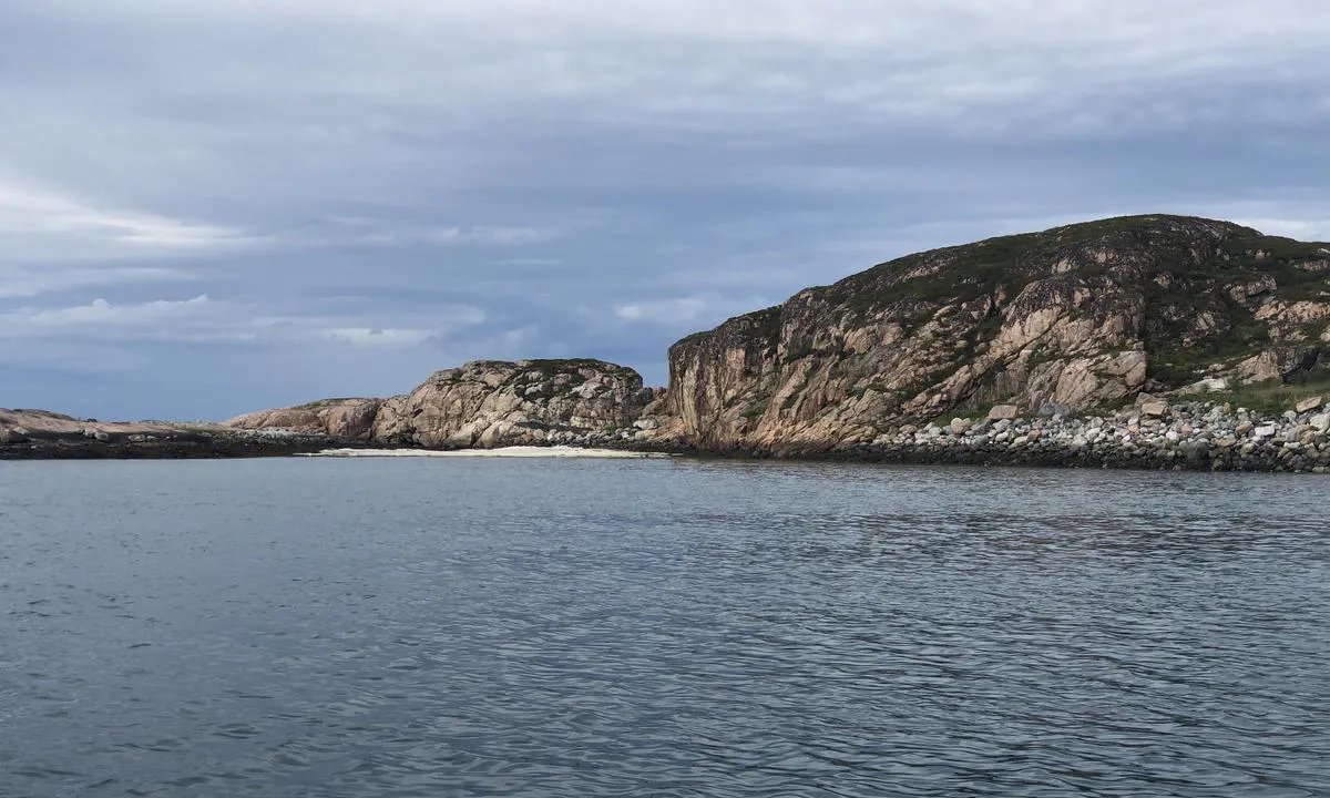 Risværsund: {"base": "no", "no": "En sandstrand innerst i bukta", "se": "En sandstrand l\u00e4ngst in i viken", "en": "A sandy beach at the innermost part of the bay", "da": "En sandstrand inderst i bugten"}