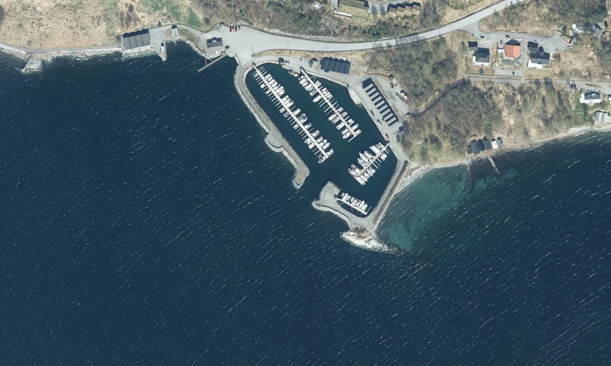 Flyfoto av Rjåneshamna
