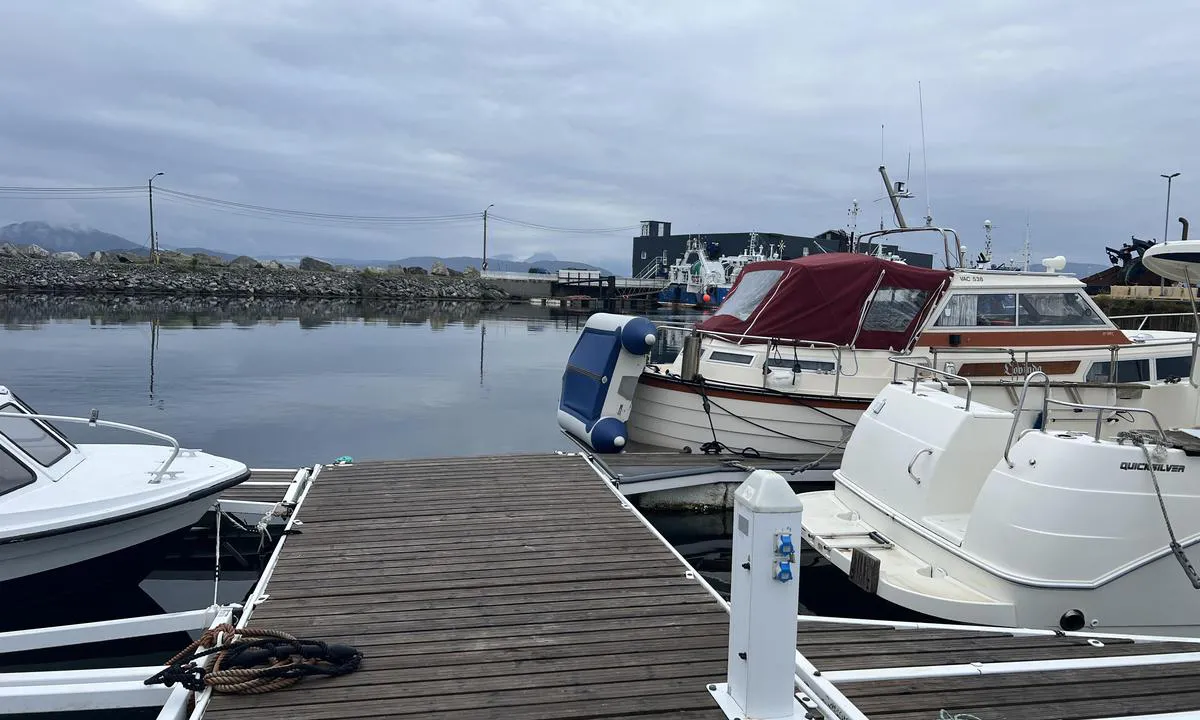 Roald Småbåtforening: {"base": "no", "no": "Midtre flytebrygge. Helt p\u00e5 yttersiden ved enden av flytebrygga er fort\u00f8yning.", "se": "Mellersta flytbryggan. Helt p\u00e5 utsidan vid \u00e4nden av flytbryggan \u00e4r f\u00f6rt\u00f6jning.", "en": "Middle floating dock. Mooring is located all the way on the outer side at the end of the floating dock.", "da": "Mellemste flydebro. Helt p\u00e5 ydersiden ved enden af flydebroen er fort\u00f8jning."}