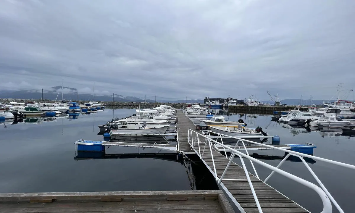 Roald Småbåtforening: {"base": "no", "no": "Oversikt flytebrygger nord, midtre og s\u00f8ndre. Bildet tatt ved midtre flytebrygge.", "se": "\u00d6versikt flytbryggor norra, mellersta och s\u00f6dra. Bilden tagen vid mellersta flytbryggan.", "en": "Overview of floating docks north, central, and south. Picture taken at the central floating dock.", "da": "Oversigt flydebroer nord, midterste og s\u00f8ndre. Billedet taget ved midterste flydebro."}
