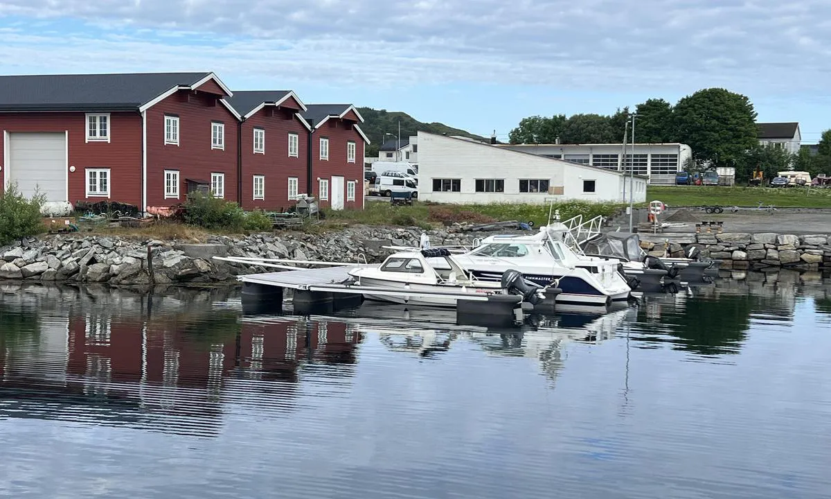 Roald Småbåtforening: {"base": "no", "no": "1 plass s\u00f8ndre flytebrygge", "se": "1 plats s\u00f6dra flytbryggan", "en": "1 place southern floating dock", "da": "1 plads sydlige flydebro"}